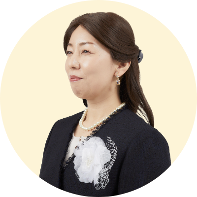 【ヘアアレンジやコサージュでひと工夫】