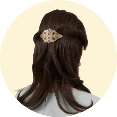 【ヘアアレンジやコサージュでひと工夫】